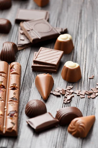 Koyu Ahşap Arka Planda Çikolata Tatlı Çeşitleri Şekerleme Konsepti Çikolatanın — Stok fotoğraf