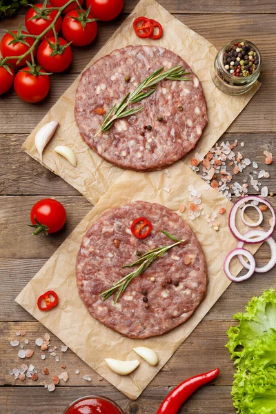 Tortini Hamburger Crudi Con Spezie Rosmarino Pergamena Salsa Verdure Fresche — Foto Stock