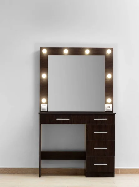Mesa Vestir Maquiagem Escura Com Grande Espelho Lâmpadas Contra Uma — Fotografia de Stock
