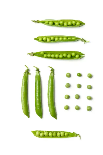 白い背景 トップビュー エンドウ豆のパターン 緑の桃の背景にきちんと配置された新鮮な緑の豆の完璧な穀物とポッド 野菜タンパク質 健康的な製品 — ストック写真