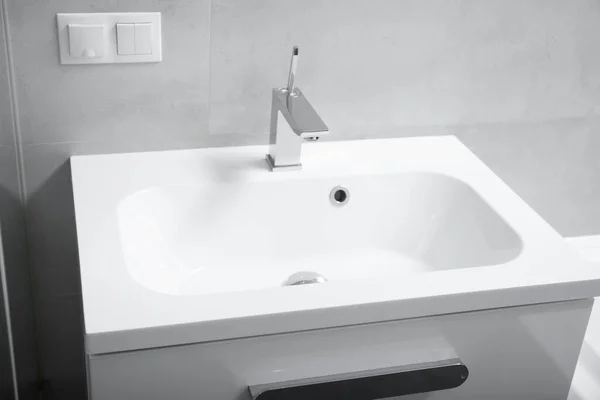 Interior Moderno Banheiro Lavatório Branco Com Gavetas Torneira Cromada Tomada — Fotografia de Stock