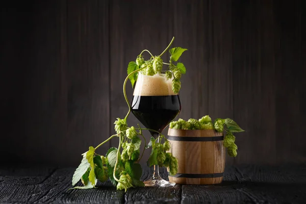 Glas Mok Van Donker Bier Takken Van Hop Een Houten — Stockfoto