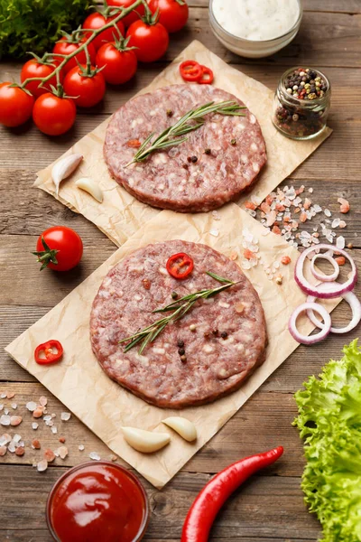 Tortini Hamburger Crudi Con Spezie Rosmarino Pergamena Salsa Verdure Fresche — Foto Stock