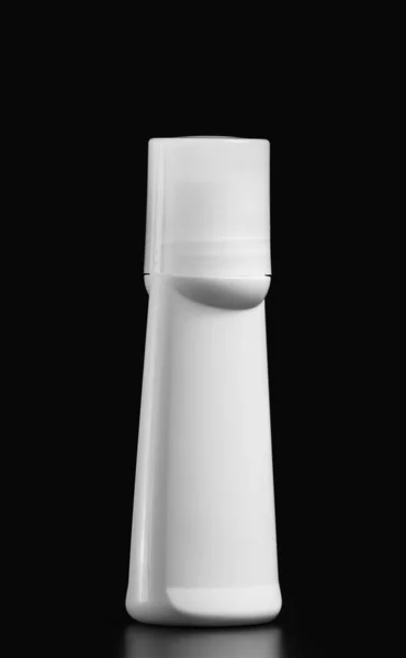 黒い背景 個人的な衛生のための白いプラスチック包装のモックアップ 汗および臭気から皮を保護するふたが付いている容器で隔離される白い有害な消臭剤のロールオン — ストック写真