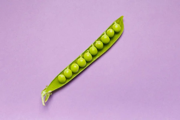 开豆荚新鲜绿豆与完美的谷粒在紫丁香背景 顶部视图 复制空间 植物蛋白 健康产品 — 图库照片