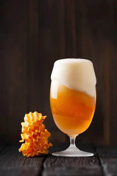 Güzel Kalın Köpüklü Cam Bardakta Bira Köpük Akıyor Koyu Ahşap — Stok fotoğraf