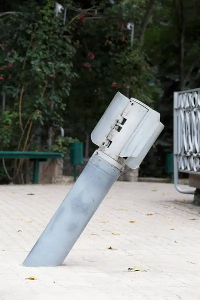 Cola Una Bomba Racimo Sobresale Del Pavimento Múltiples Lanzacohetes Disparados — Foto de Stock