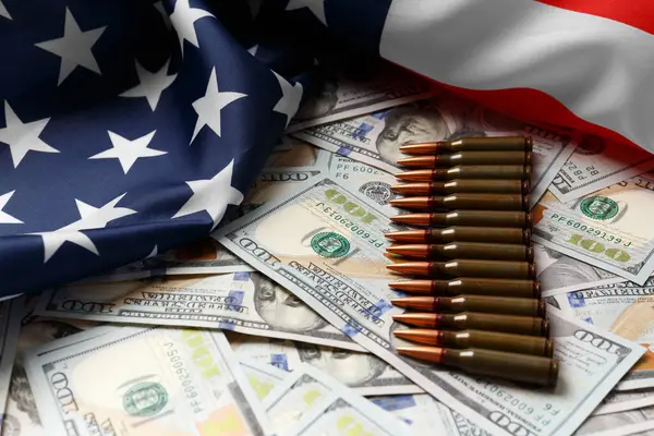 Amerikan Bayrağı Dolarlar Mermiler Mermiler Fişekler Mermiler Kiralama Ordu Silah — Stok fotoğraf