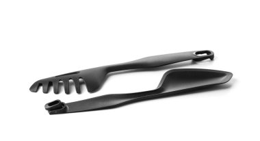 Eko-plastik ayakta duran siyah mutfak maşası. Yemek hazırlamak ve servis etmek için uygun mutfak gereçleri. Plastikten yapılmış ergonomik ev eşyaları.