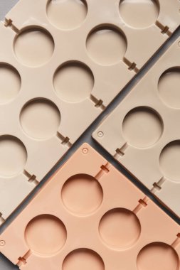 Çikolata, lolipop, şeker yapmak için silikon kalıplar. Şeker tabağı, fırın tabağı. Hamur işi kavramı.