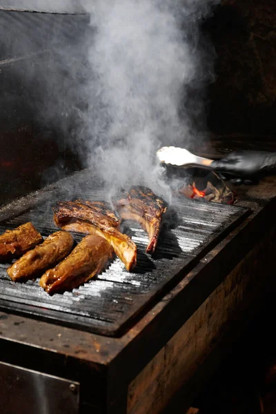 在烤的时候 将多汁的战斧蒸肉 里贝伊和牛腰肉放在燃烧的火焰上烤肉烤着吃 餐馆里的烤肉 — 图库照片