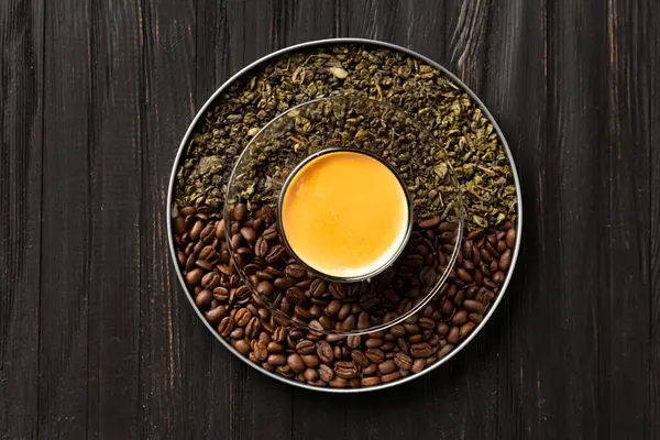 乾燥した緑茶の葉 丸い箱の中のローストコーヒー豆 暗い木製の背景の上のビューのカップのコーヒーの構成 — ストック写真