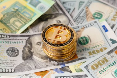 Bitcoin 'ler, 100 dolarlık banknotlar ve 100 avroluk yakın plan çekimler. Finans, iş, zenginlik, başarı, kripto para birimi kavramı.