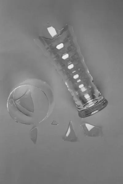Gebroken Bierglas Glasscherven Een Grijze Achtergrond Bovenaanzicht — Stockfoto