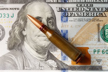 Amerikan doları banknotları, silah ticareti konsepti, askeri operasyonların finansmanı, askeri yardım üzerine kurulmuş muharebe mermileri, fişekler..