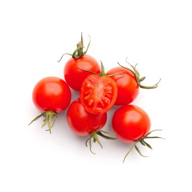 Beyaz arka planda yeşil saplı taze organik domatesler. Güzel şekilli küçük domatesler..