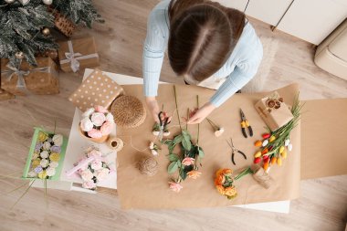 Mutfakta sabundan çiçek yapan bir kız. Hobi, yaratıcı süreç. Kadın eli ve çiçekleri. El yapımı sabun. Anneler günü, kadınlar günü, doğum günü ilginç bir hediye. Doğal organik ürünler.