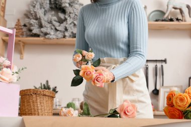 Mutfakta sabundan çiçek yapan bir kız. Hobi, yaratıcı süreç. Kadın eli ve çiçekleri. El yapımı sabun. Anneler günü, kadınlar günü, doğum günü ilginç bir hediye. Doğal organik ürünler.