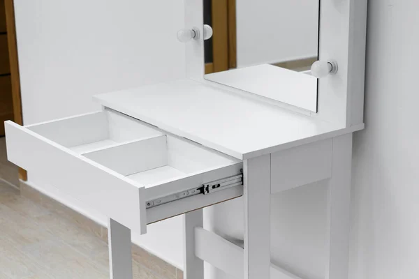 Açık Çekmecesi Olan Beyaz Bir Tuvalet Masasının Yakın Çekimi Makyaj — Stok fotoğraf