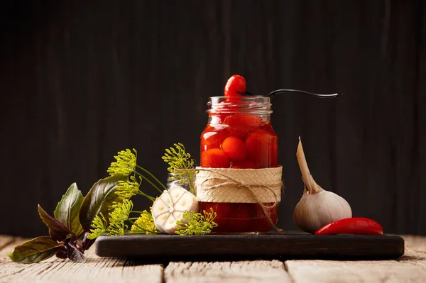 Kirschtomaten Aus Der Dose Offenen Glas Knoblauch Chilischoten Frische Tomaten — Stockfoto