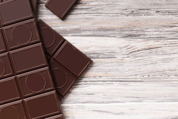 Koyu Çikolata Kırık Çikolata Gri Ahşap Arka Plan Üst Manzara — Stok fotoğraf
