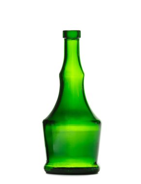 Alkollü içecekler için boş bir şişe koyu yeşil bardaktan yapılmış güzel, alışılmadık bir şekilde beyaz bir arka planda izole edilmiş. Konyak, viski, konyak..