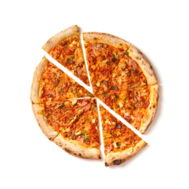 Birkaç çeşit etli ve jambonlu büyük pizza, dilimlere bölünmüş, beyaz arka planda izole edilmiş, üst tarafta..