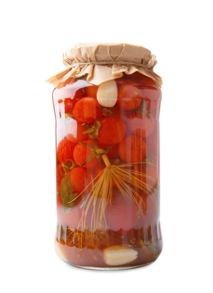 白い背景に隔離された閉鎖したガラス瓶の缶詰のチェリートマト クローズアップ スパイスで漬けトマト — ストック写真