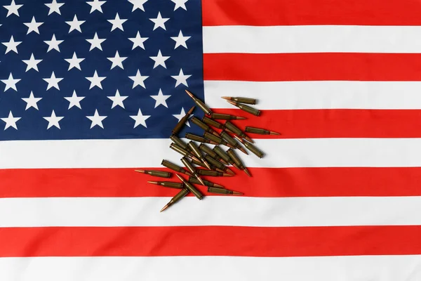 Proiettili Armi Fuoco Cartucce Dell Esercito Combattimento Sulla Bandiera Americana — Foto Stock
