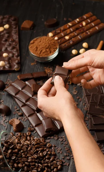 Farklı Türde Çikolatalar Kakao Tozu Kahve Çekirdekleri Koyu Ahşap Arka — Stok fotoğraf