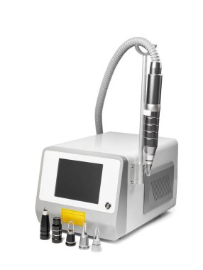 Dövmeyi silmek için lazer, kalıcı makyaj, saç ve pigmentasyon, cilt gençleştirme ve karbon soyma. Diyot, neodymium lazer ve beyaz arkaplanda eklentiler.