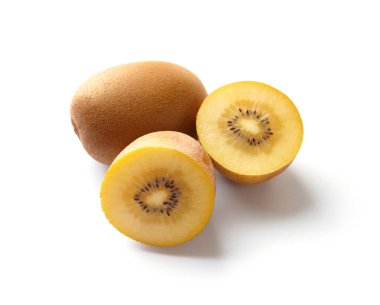 Beyaz arka planda soyutlanmış tam ve yarı yarıya olgunlaşmış altın kivi. Sarı sulu tatlı hamurlu Kivi (Actinidia chinensis).