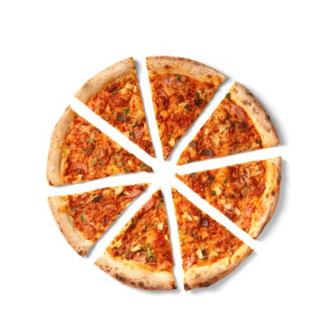 Birkaç çeşit etli ve jambonlu büyük pizza, dilimlere bölünmüş, beyaz arka planda izole edilmiş, üst tarafta..