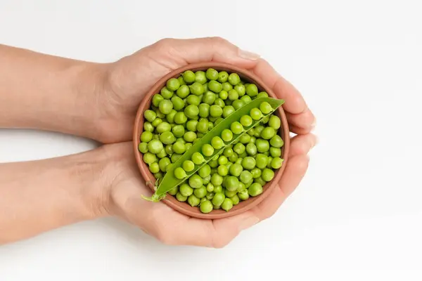 将有机绿豆皮颗粒放在陶瓷碗中 双手放在白色背景上 顶部观景 雌掌中的绿豆 植物蛋白 健康产品 — 图库照片