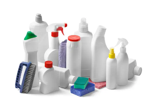 白に隔離された家庭用化学薬品やハウスクリーニングツールと様々なプラスチックボトルのセット パッケージ内の洗剤や洗浄製品 クリーニング きれいな家の概念 — ストック写真