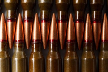 Mermiler, askeri mermiler, fişekler, mühimmat, yakın çekim. Ordu konsepti, silah satışı. Askeri endüstri, savaş, dünya silah ticareti. askeri geçmiş