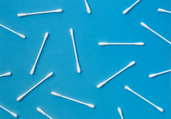 Pamuklu Çubuklar Mavi Arka Plana Yapışıyor Temizlik Hijyen Ilaç Cilt — Stok fotoğraf