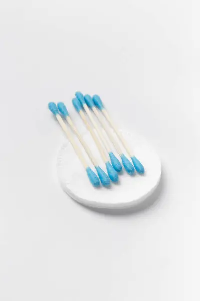 Composição Cotonetes Botões Almofadas Algodão Sobre Fundo Branco Conceito Higiene — Fotografia de Stock