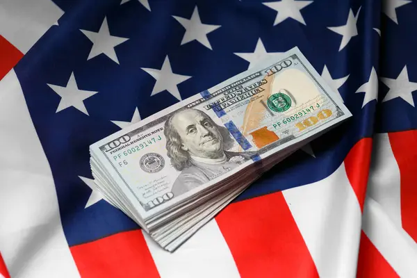 Amerikan Bayrağı Yüz Dolarlık Banknotlar Finans Ekonomi Uluslararası Para Birimi — Stok fotoğraf