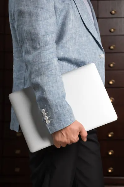 Mladý Muž Obchodník Svěrací Kazajce Drží Ruce Laptop Koncept Úspěchu Stock Snímky