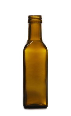 Alkol ve alkolsüz içecekler, ilaçlar, yağlar, sıvı gıdalar için boş kare şeklinde koyu kahverengi cam şişe, beyaz arka planda izole edilmiş..