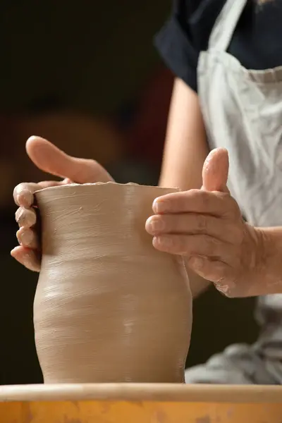 一个女人的手在陶工的轮子上工作 在工作室里制造陶瓷花瓶或瓷碗 创造力 陶工轮子上的粘土制品 — 图库照片