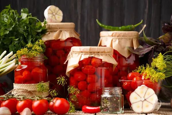 Hausgemachte Tomaten Aus Der Dose Und Marinierte Zutaten Eingelegte Kirschtomaten Stockbild