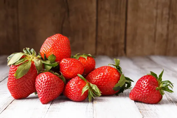 Beeren Großer Reifer Frischer Bio Erdbeeren Auf Einem Hölzernen Hintergrund lizenzfreie Stockbilder