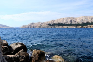 mavi deniz ve kayalar, Baska, ada Krk, Hırvatistan