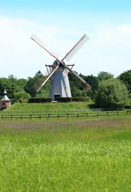  Eski bir yel değirmeniyle kırsal alan, Genk, Belçika