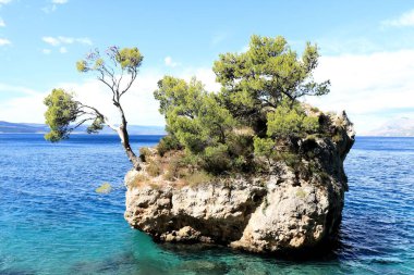 Hırvatistan 'ın Baska Voda sembol mavi denizde kayalar