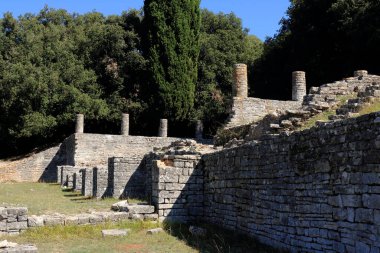 Hırvatistan 'ın başkenti Brioni' deki Verige Körfezi 'ndeki Roma tepe kalesinin kalıntıları