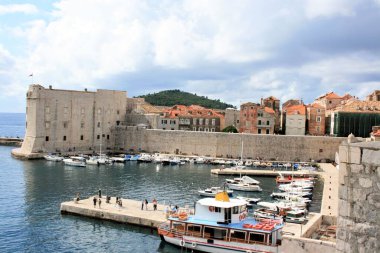 Hırvatistan 'ın eski Dubrovnik kentinin limanının manzarası