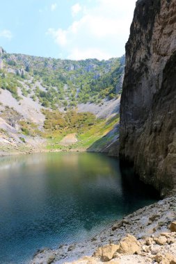 Hırvatistan 'ın Imotski kentindeki tblue gölünün suyunun yeşili